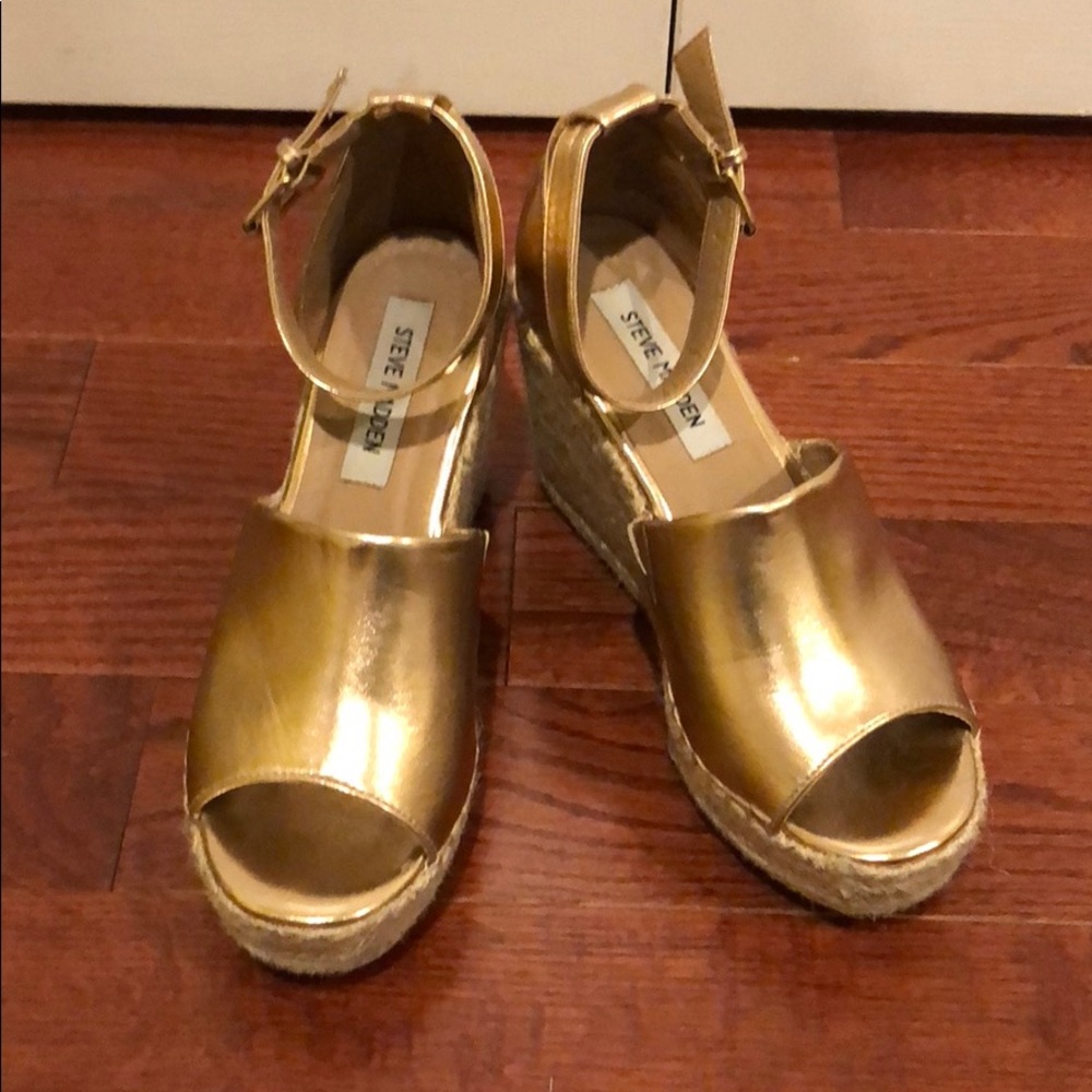 Steve Madden size 8 Rose Gold Wedges